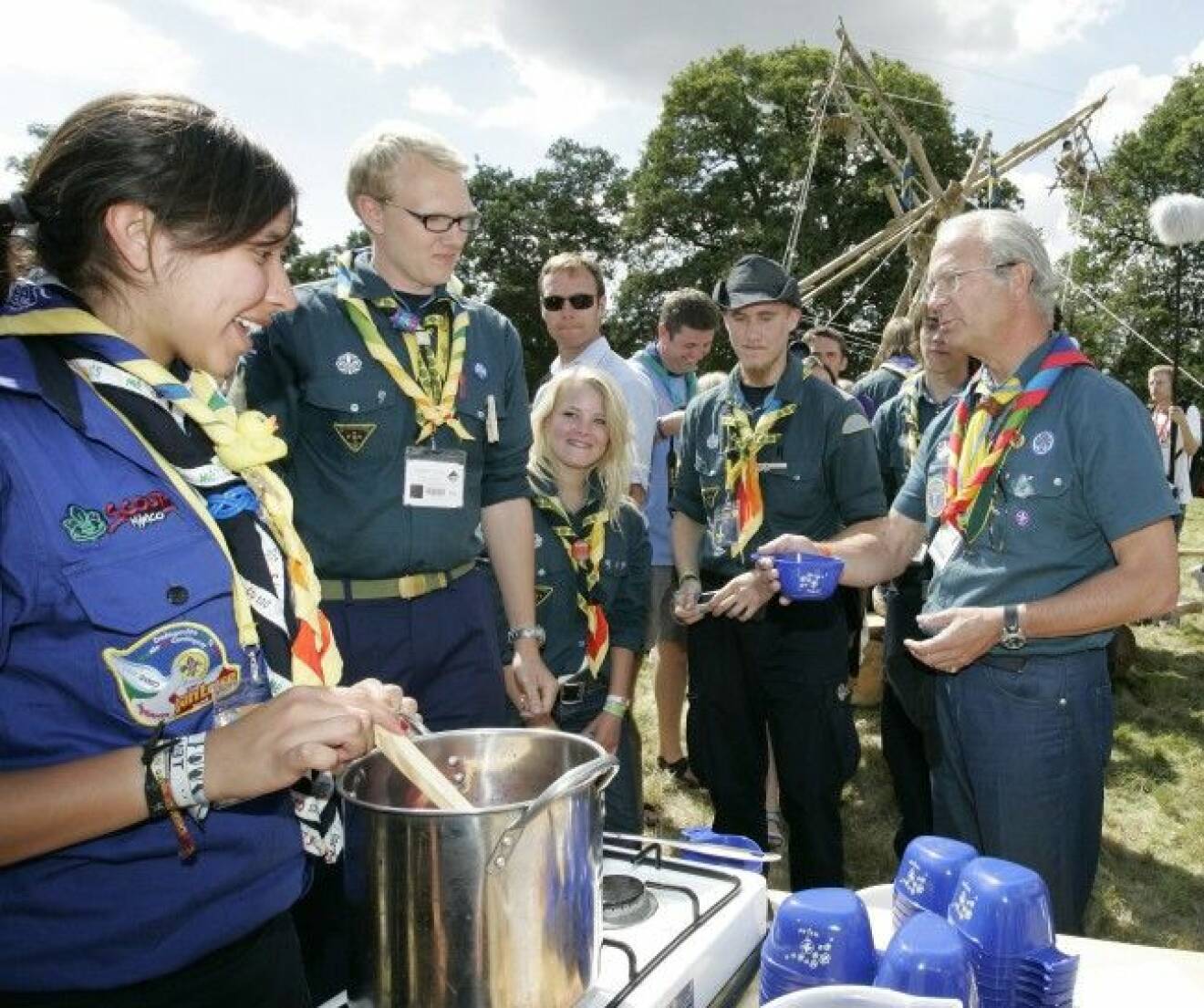 CHELMSFORD-ESSEX, 31.07.2007. KING CARL GUSTAF OF SWEDEN VISITS THE WORLD SCOUT JAMBOREE AND GETS TO MEET SCOUTS FROM SWEDEN, JAPAN, SOUTH AFIRCA AND MORE AS HE TOURS THE SITE. PHOTO: KELVIN BRUCE DISWTRIBUTED BY nunnsyndication. Code: 4008 COPYRIGHT STELLA PICTURES