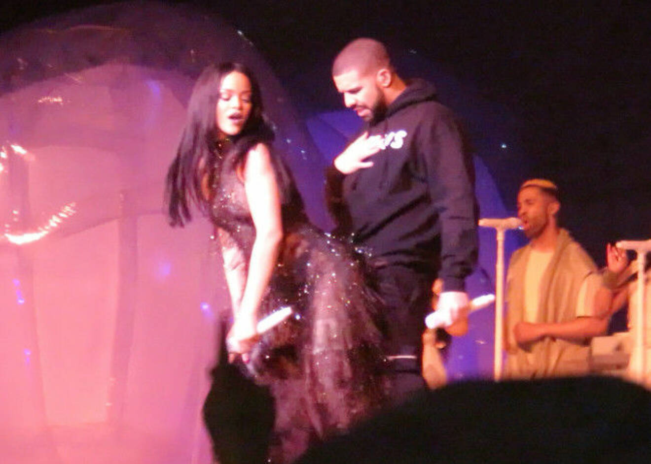 Rihanna och Drake uppträder på scen ihop i London under Rihannas ANTI-worldtour.