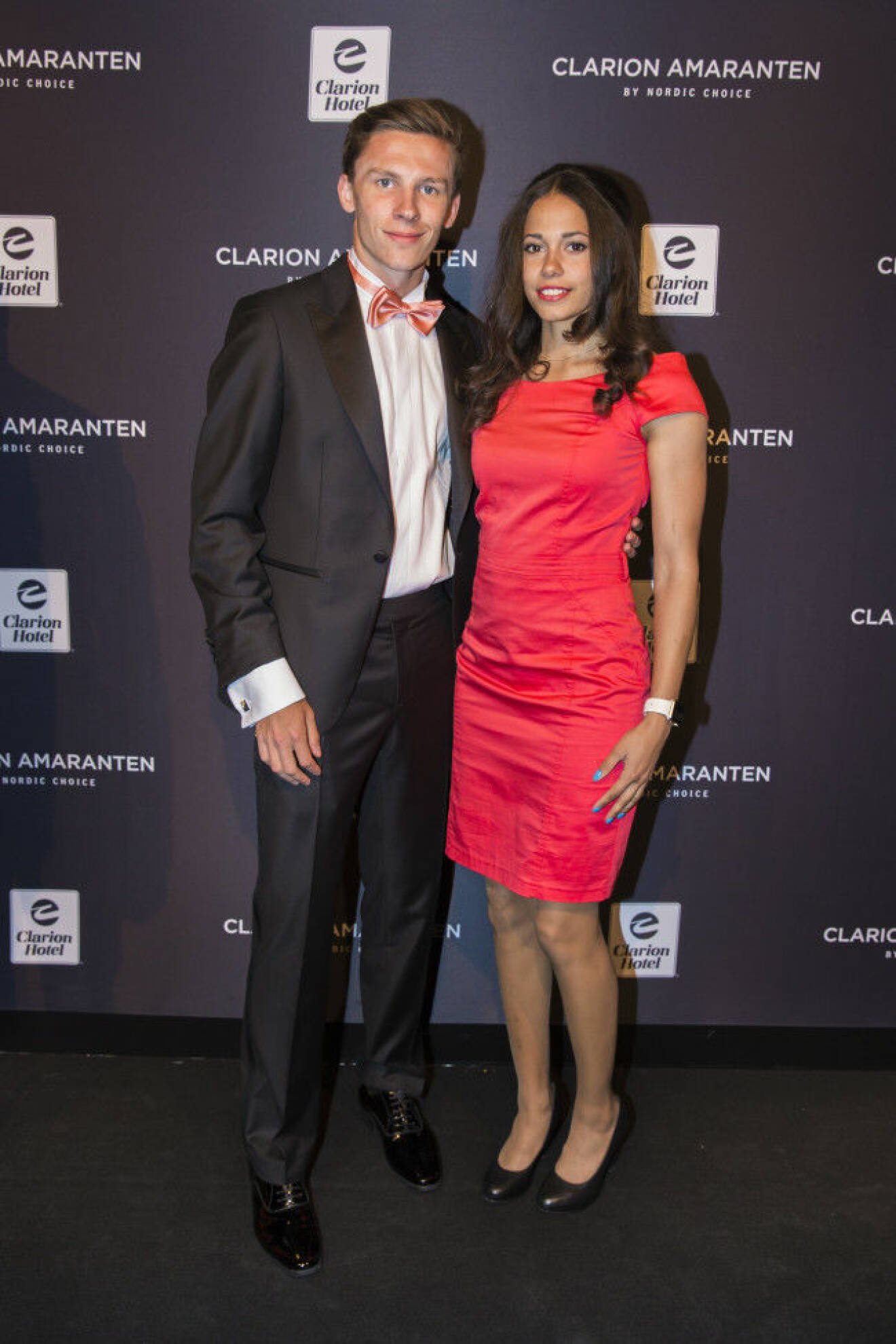 Enveckas-paret Angelica Bengtsson och Andreas Almgren hann med att gå på röda mattan tillsammans.