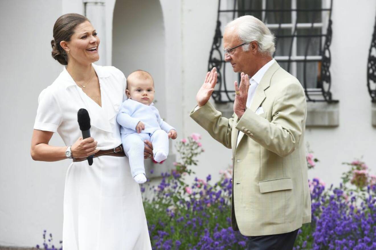 King Carl XVI Gustaf, Crown Princess Victoria, Prince Oscar The Crown Princess Birthday Celebration at Solliden 2016-07-14 (c) Karin Törnblom / IBL Bildbyrå Kronprinsessan Victorias födelsedag. Födelsedagsgratulationer på Sollidens slott. IBL *** Local Caption *** 4.06607544