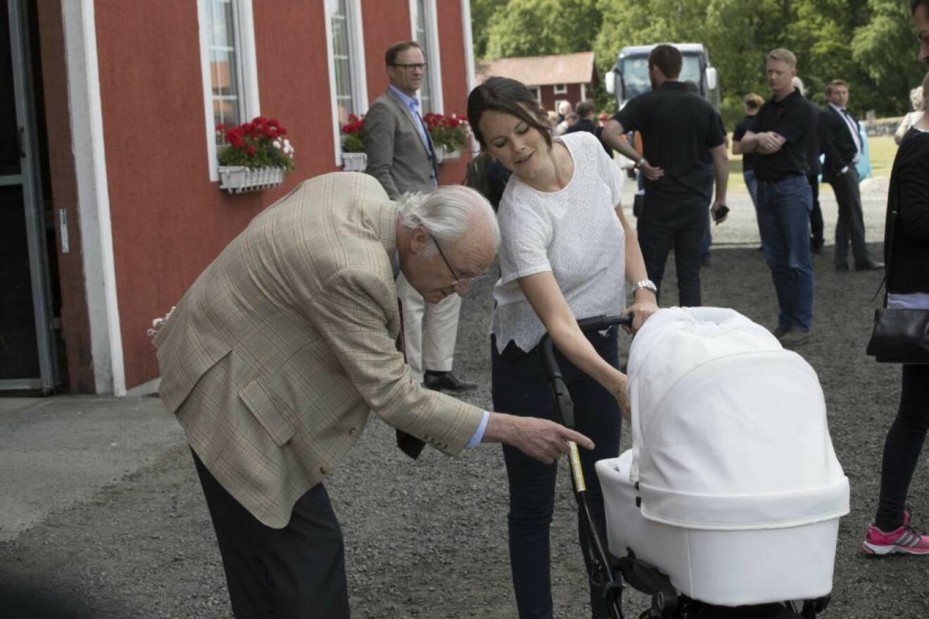  Carl XVI Gustaf gullar med barnbarnet. 