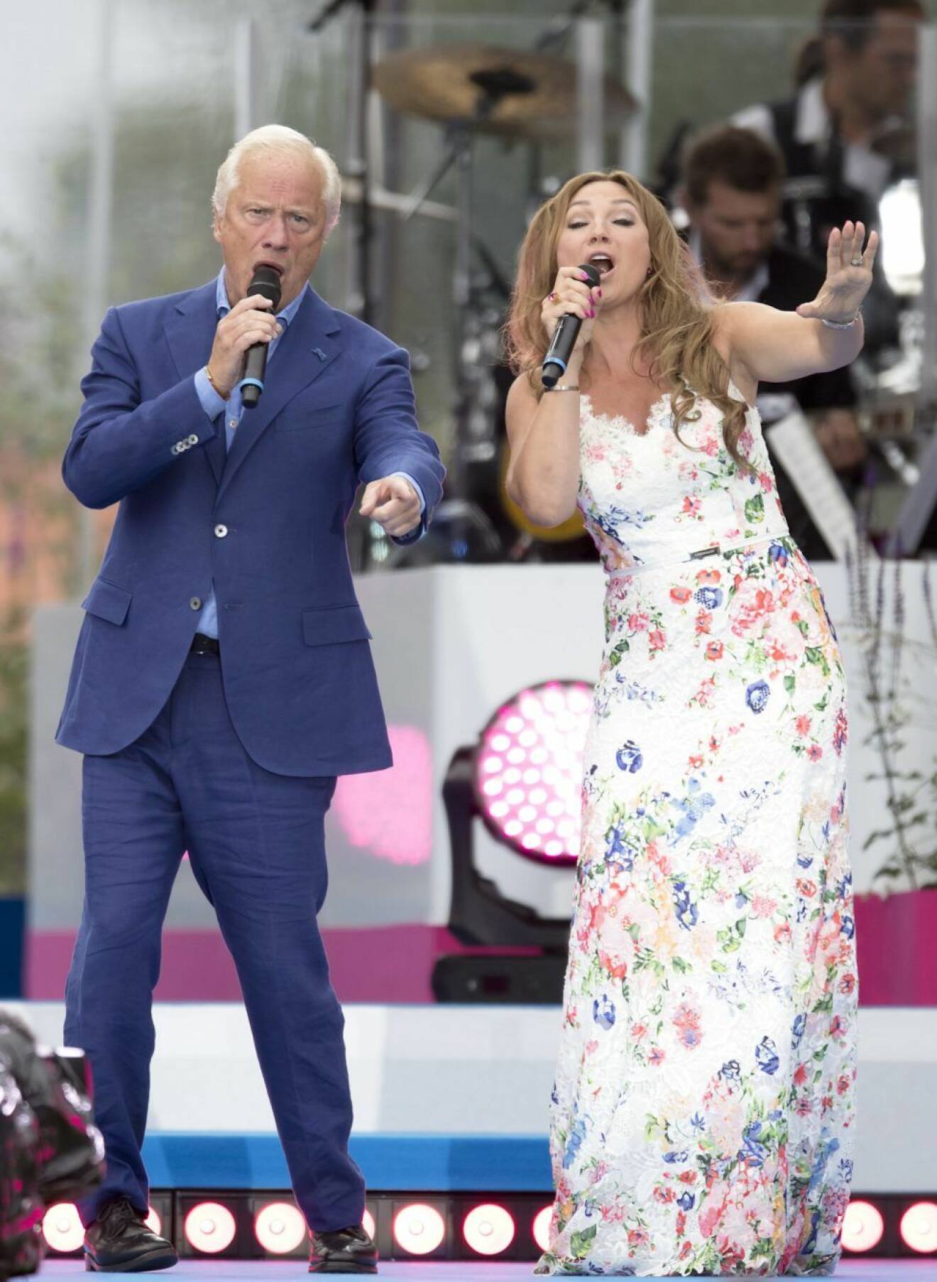 EJ ABO. 2016-07-14. Sollidens slott, Öland, Sweden. Pictures from Crown Princess Victorias birthday at Borgholms sports center on Oland. An evening with the whole swedish royal family who get to see entertainment. In picture: Loa falkman, Charlotte Perrelli. Photo by: Magnus Liljegren / Stella Pictures