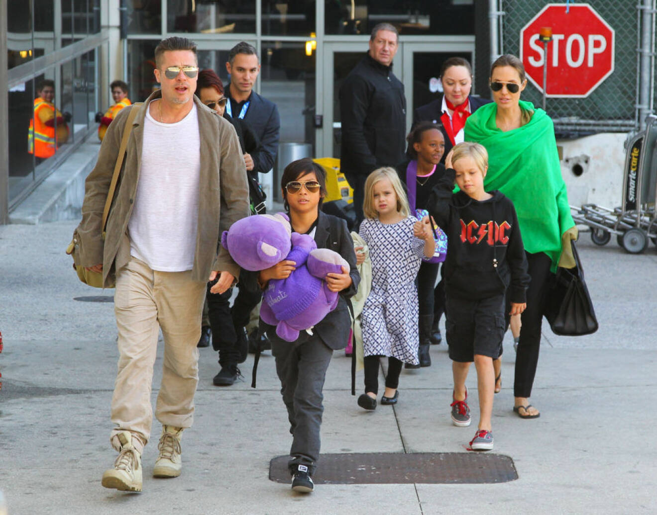 Brad Pitt och Angelina Jolie med familj under en av alla deras resor runt om i världen. 