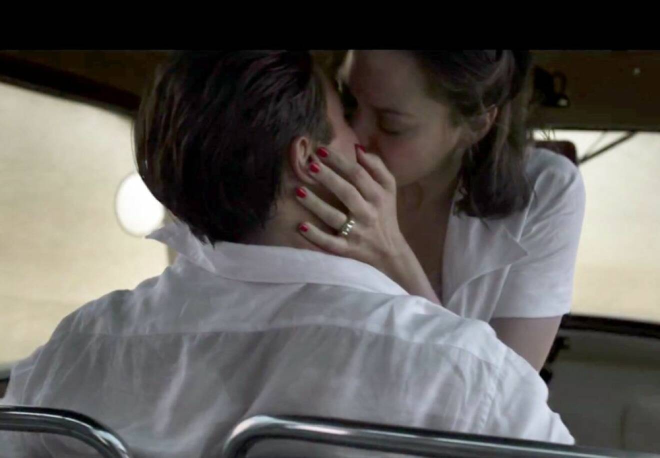 Under en scen i filmen pussas Brad Pitt och Marion Cotillard väldigt passionerat.