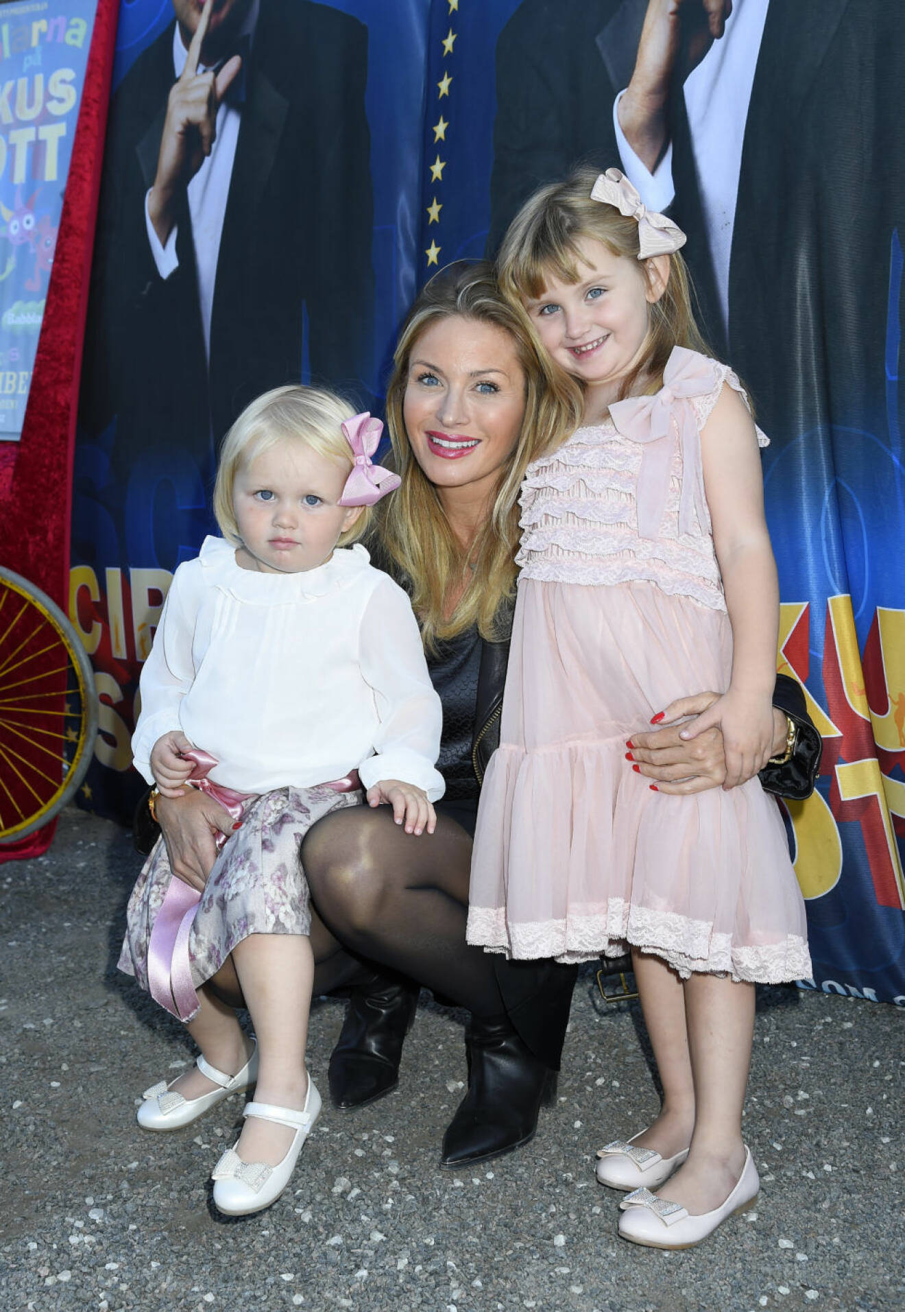 Carolina Gynning med döttrarna Alicia och Adele