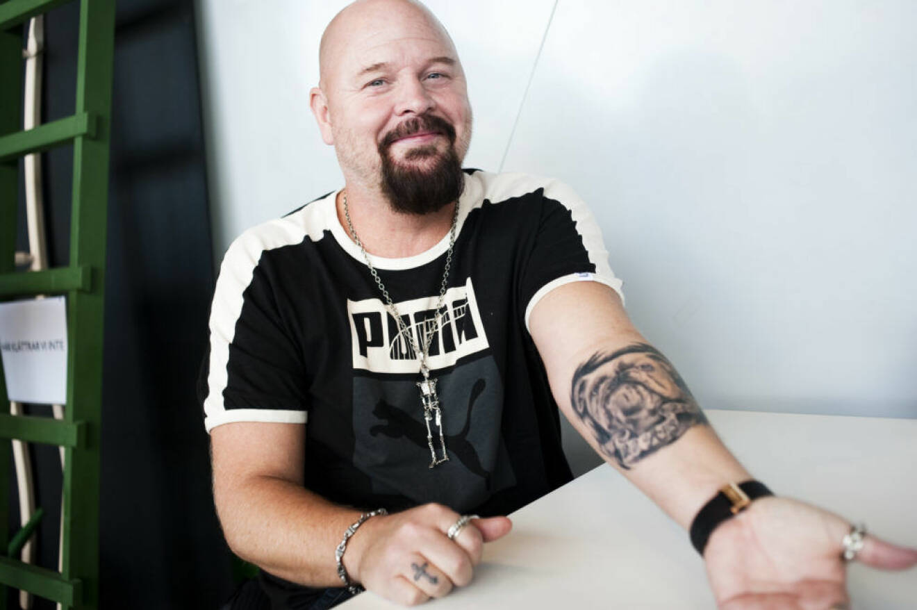 Anders Bagges tatuering föreställer hunden Esther.
