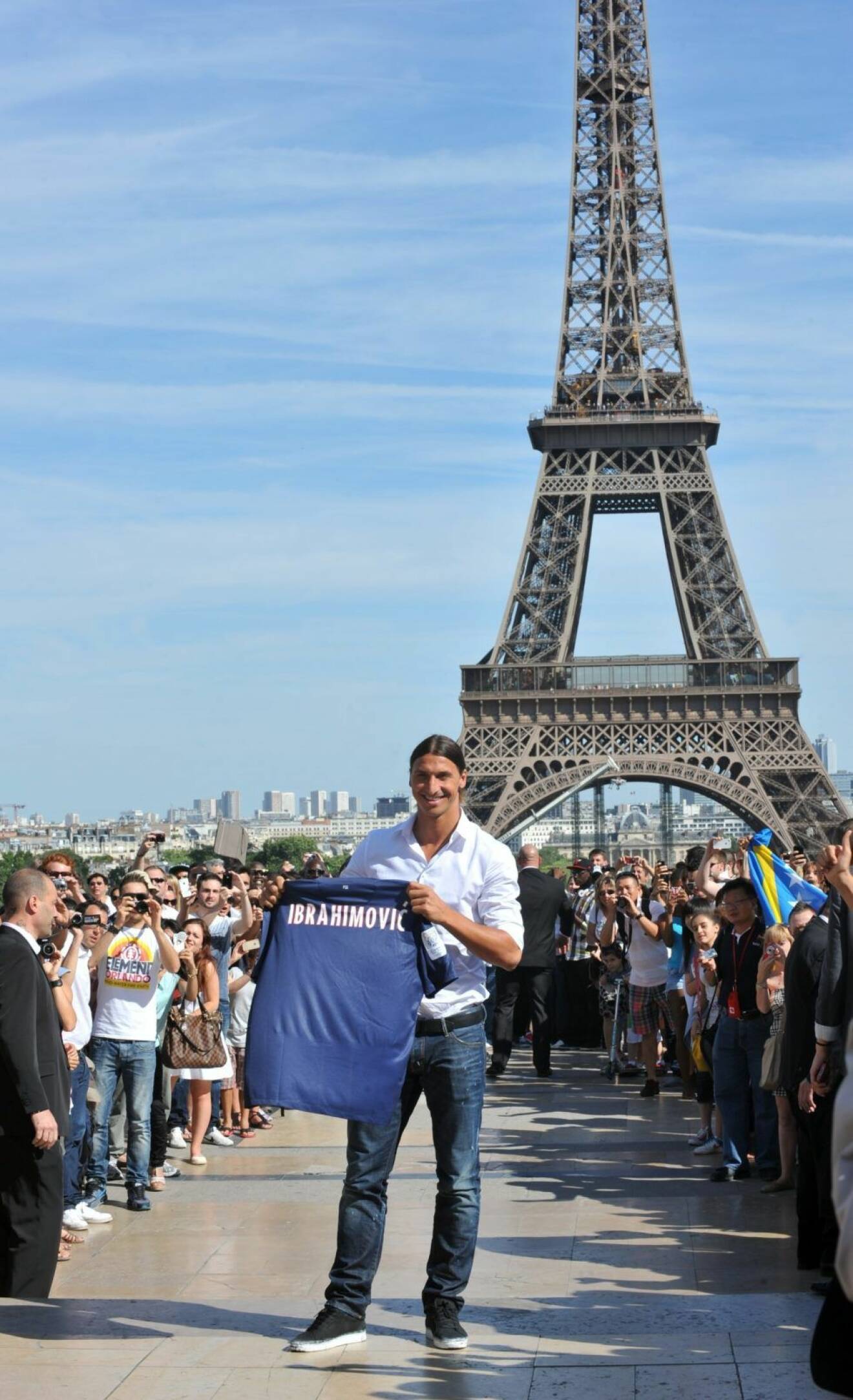 Zlatan Ibrahimovic gav faktiskt en presskonferens vid Eiffeltornet 2012.