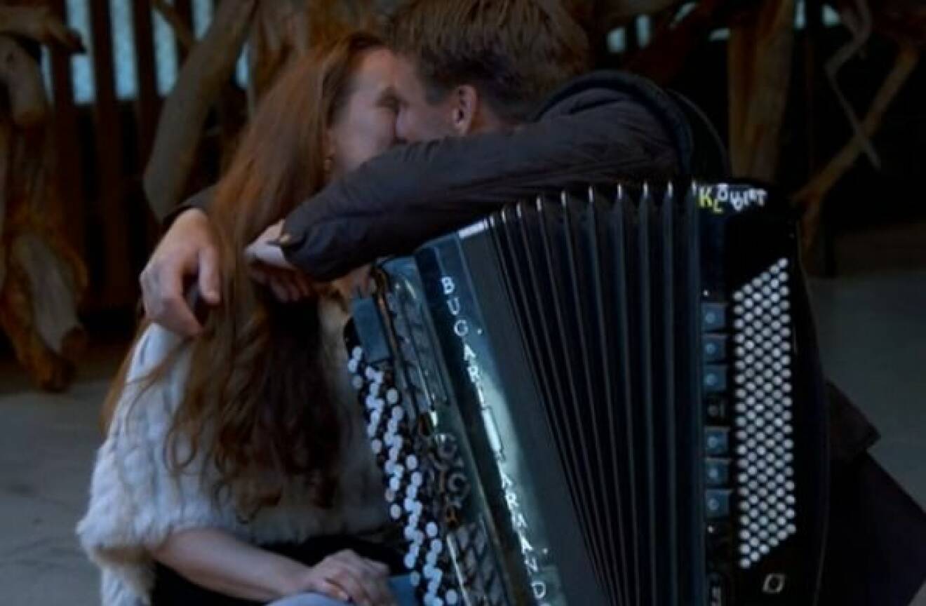 Efter dragspelslåten fick Pål och Sigrid till en het kyss.