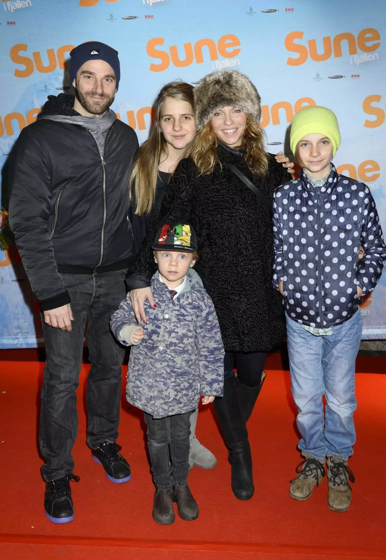 Tobias Norenstedt och Sofia Ledarp med barnen Tea-Lee, Loui och Justine.