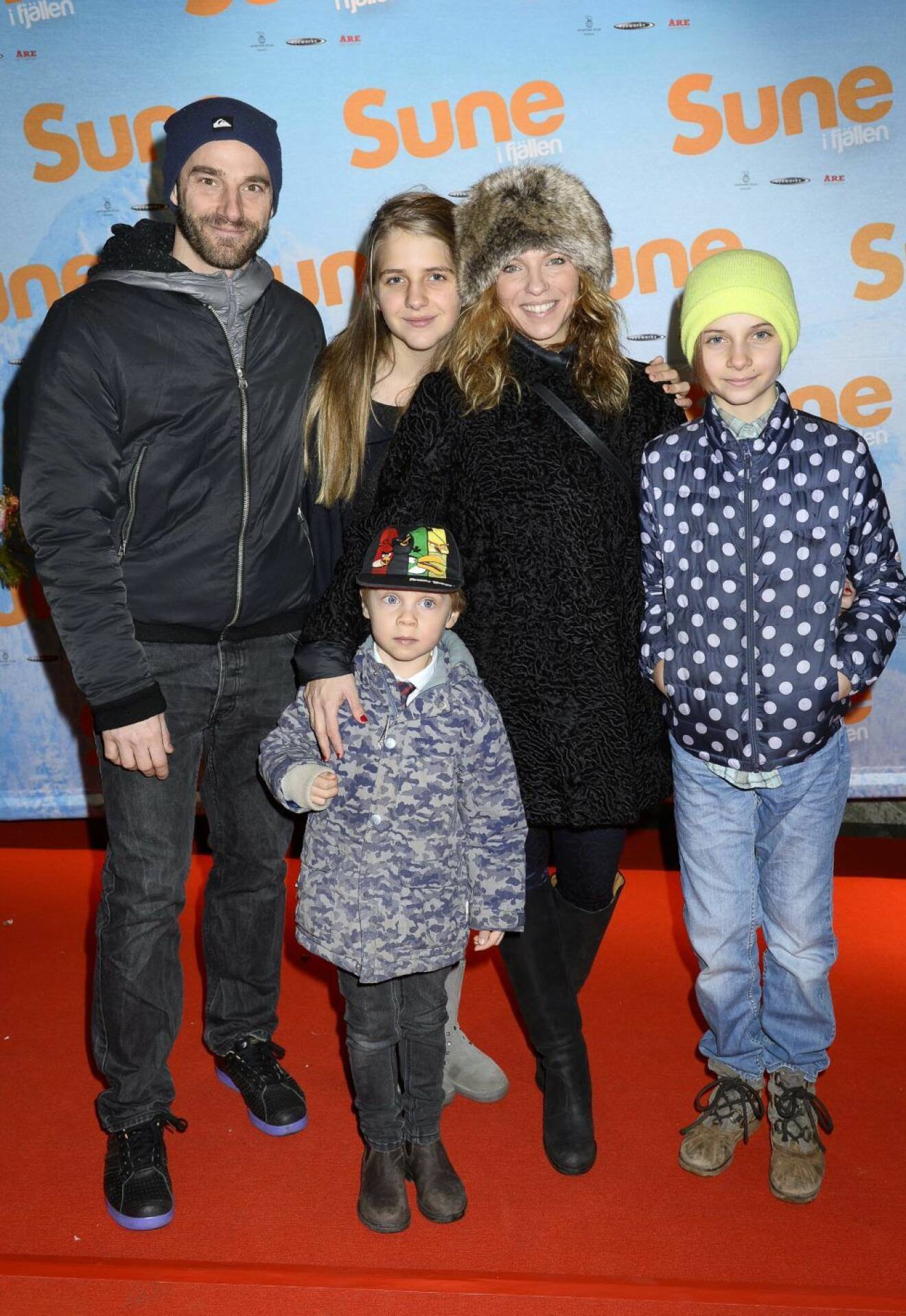 Tobias Norenstedt och Sofia Ledarp med barnen Tea-Lee, Loui och Justine.