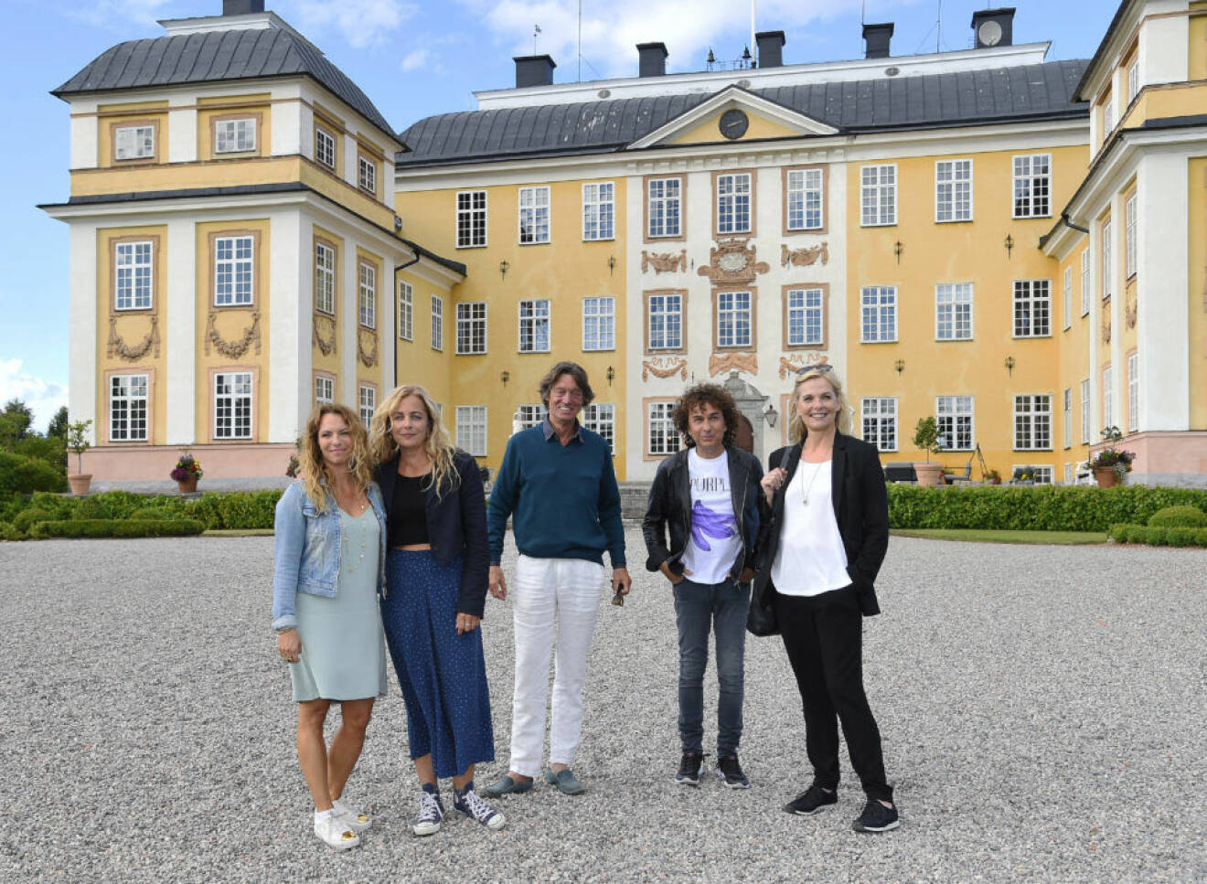 Sofia Ledarp, Lia Boysen, Johannes Brost, Magnus Uggla och Gunnel Fred är deltagarna i Stjärnorna på Slottet på Ericsbergs slott.