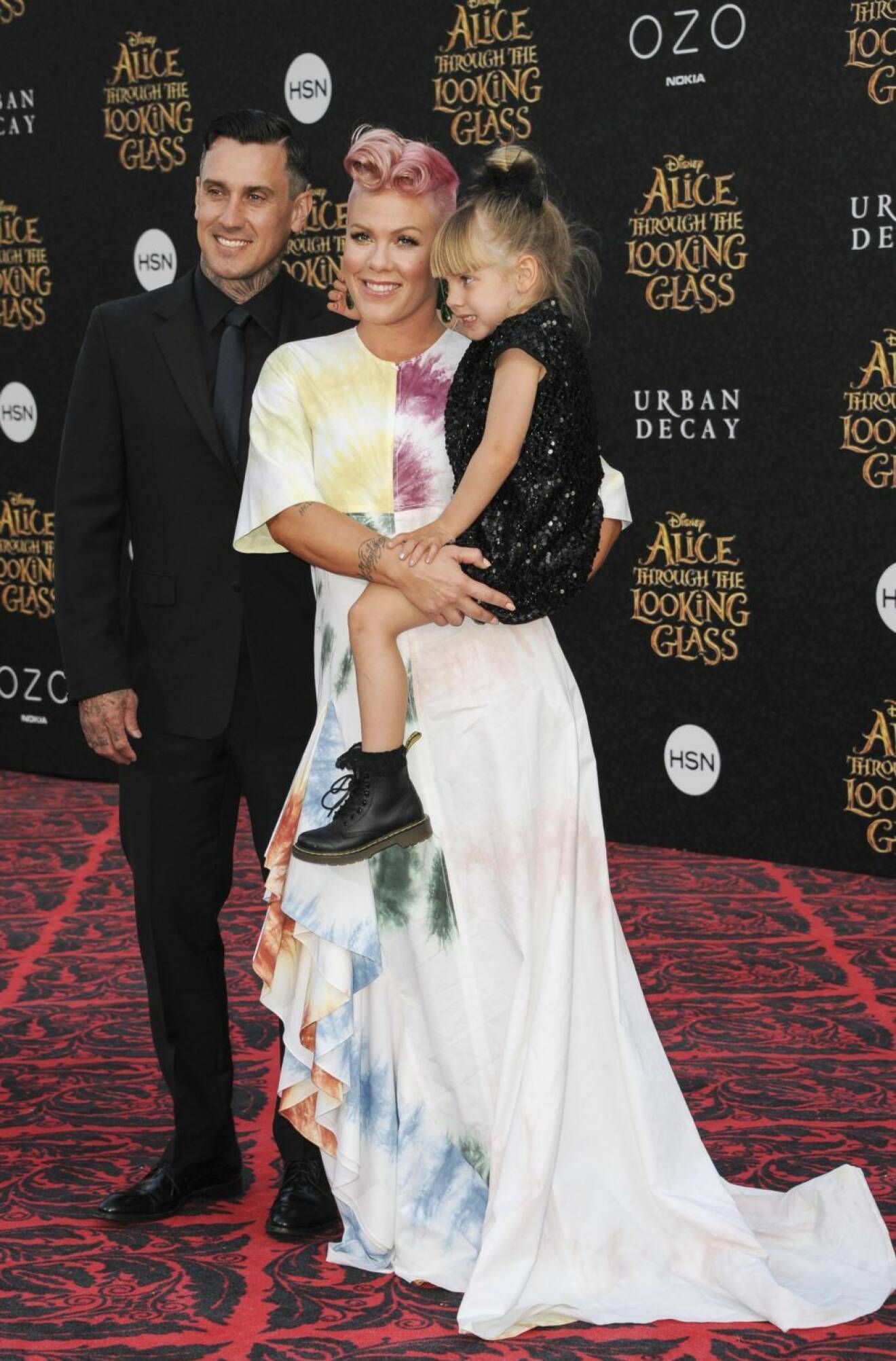 Carey Hart, Pink och dottern Willow på premiären av "Alice i underlandet" 2016. 