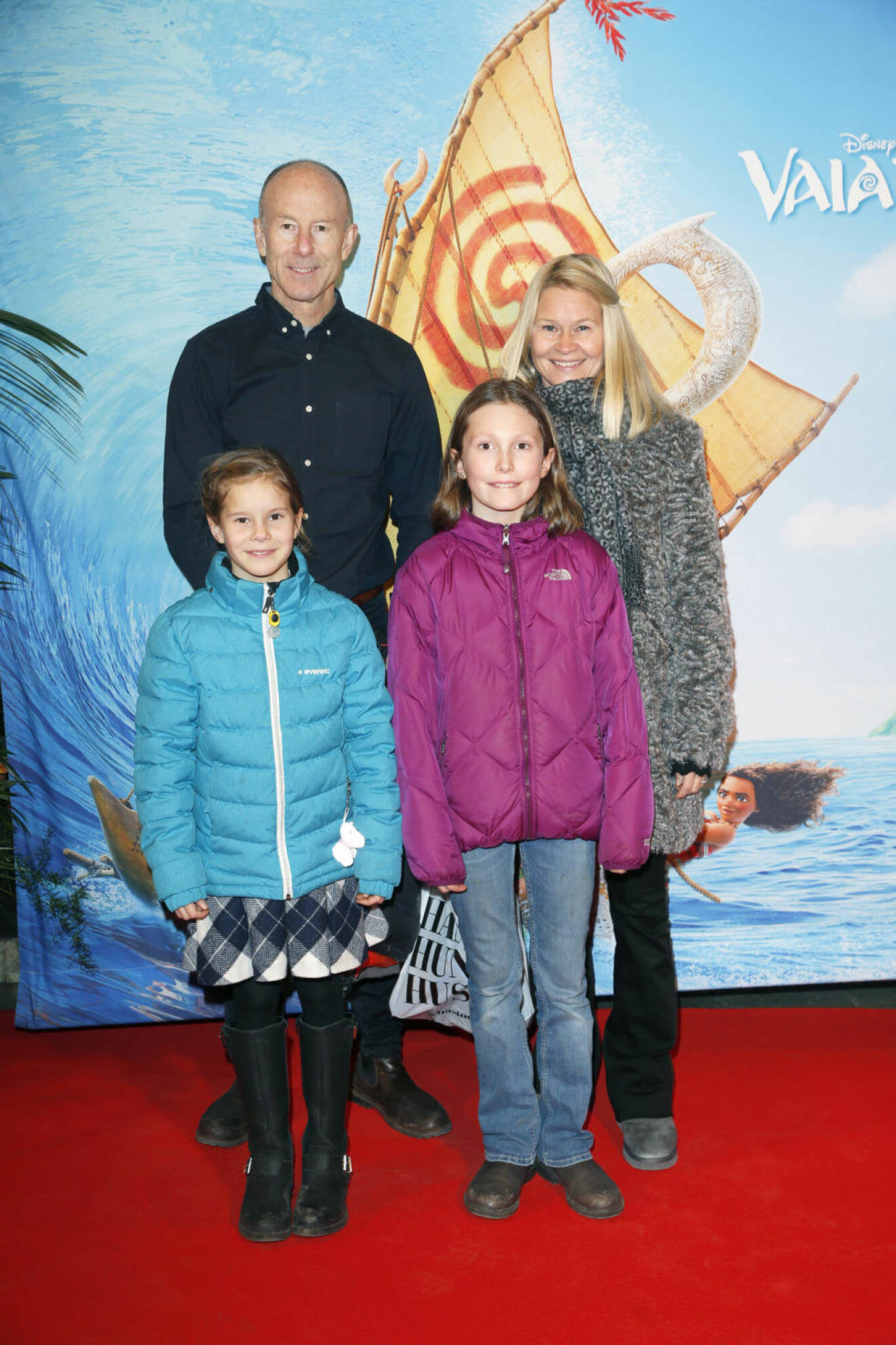 Ingemar Stenmark, hustrun Tarja och dottern Iza samt kompisen Lino