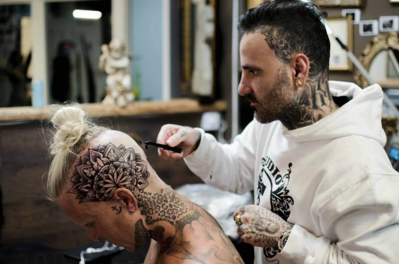 Jeppe blir tatuerad på huvudet.