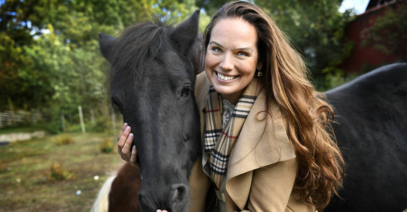 Bonde-Sigrid med en häst.