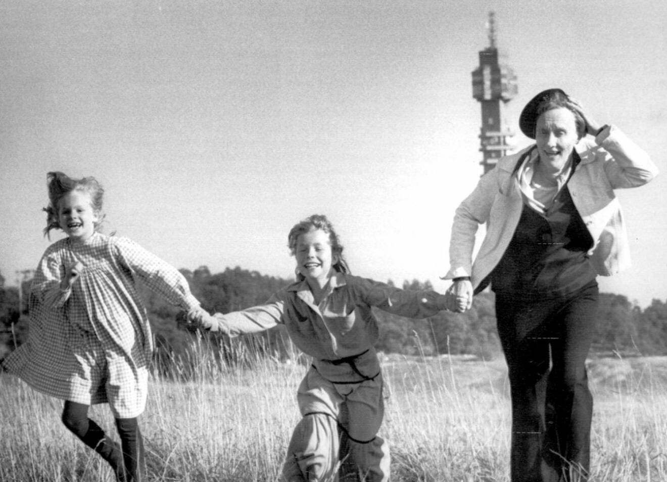 Liv Asterlund spelade Madickens lillasyster Lisabeth. På bilden springer de båda ihop med Astrid Lindgren på en åker.