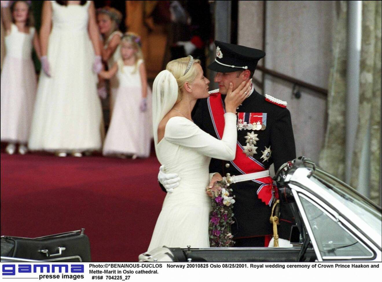 Mette Marit och Haakon kysser varandra