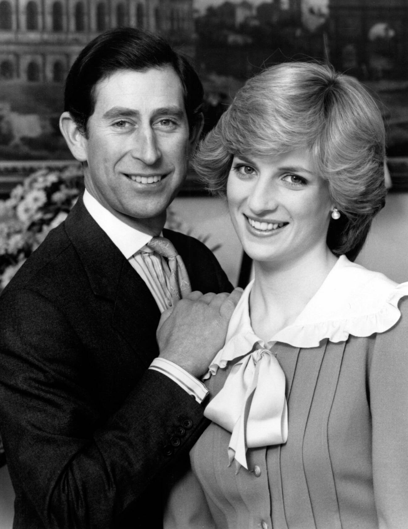 Prins Charles och prinsessan Diana ler och håller om varandra