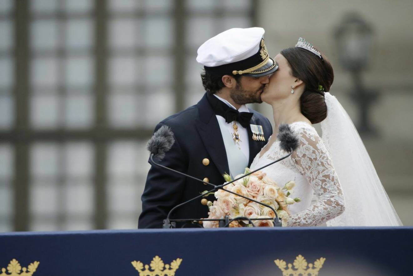 Prins Carl Philip och prinsessan Sofia kysser varandra