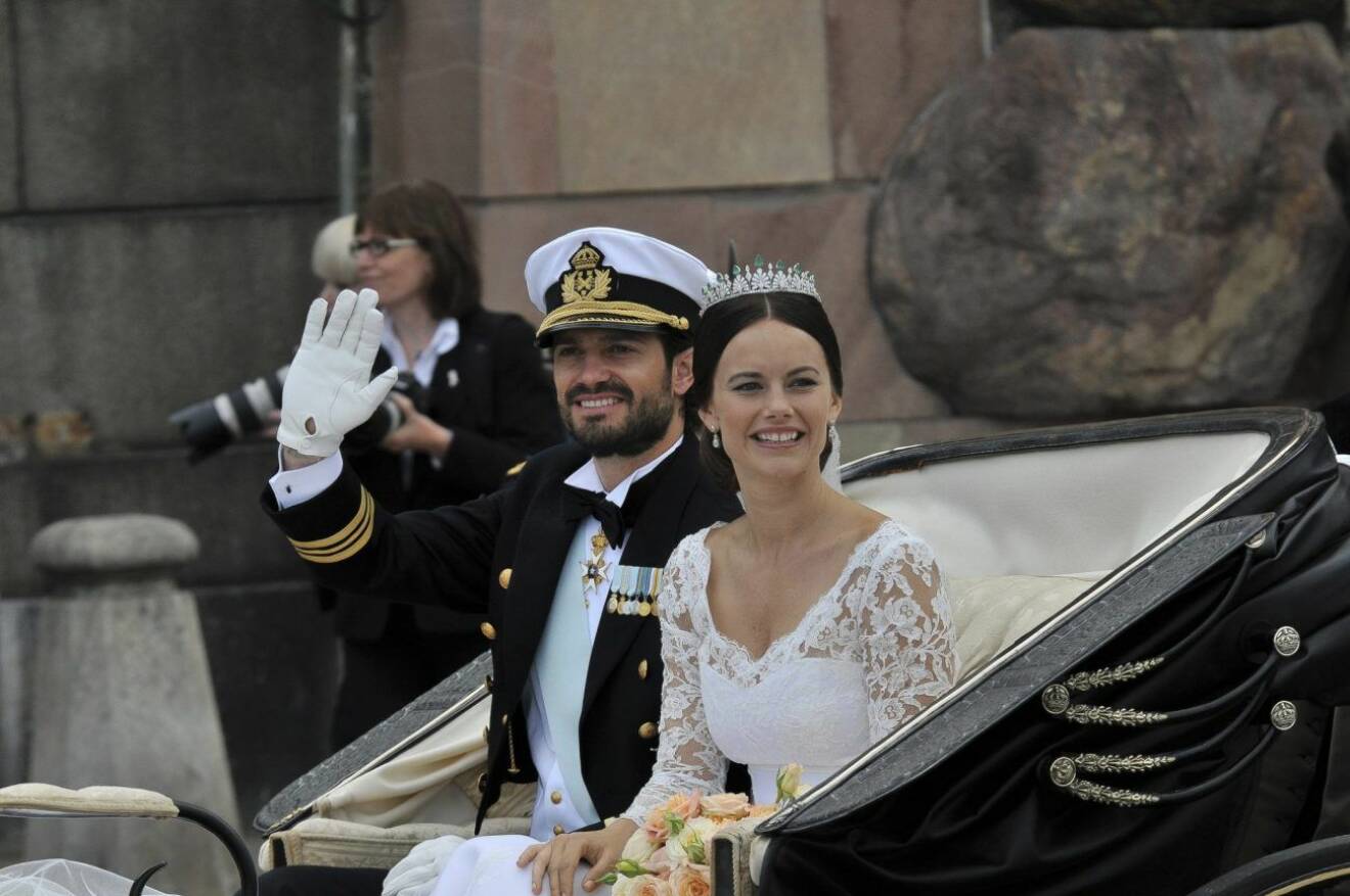 Prins Carl Philip och prinsessan Sofia ler och vinkar.