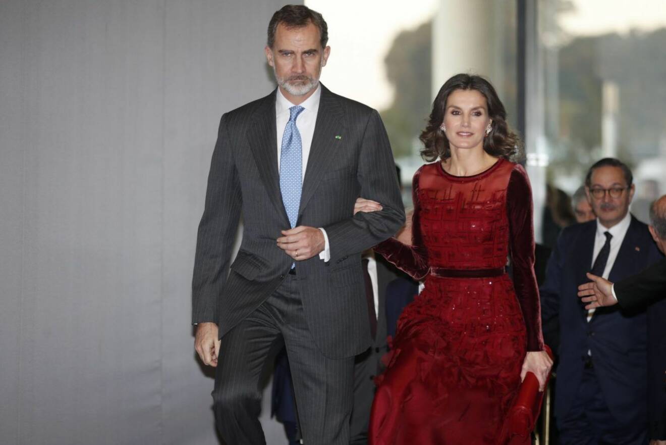 Kung Felipe och drottning Letizia går hand i hand