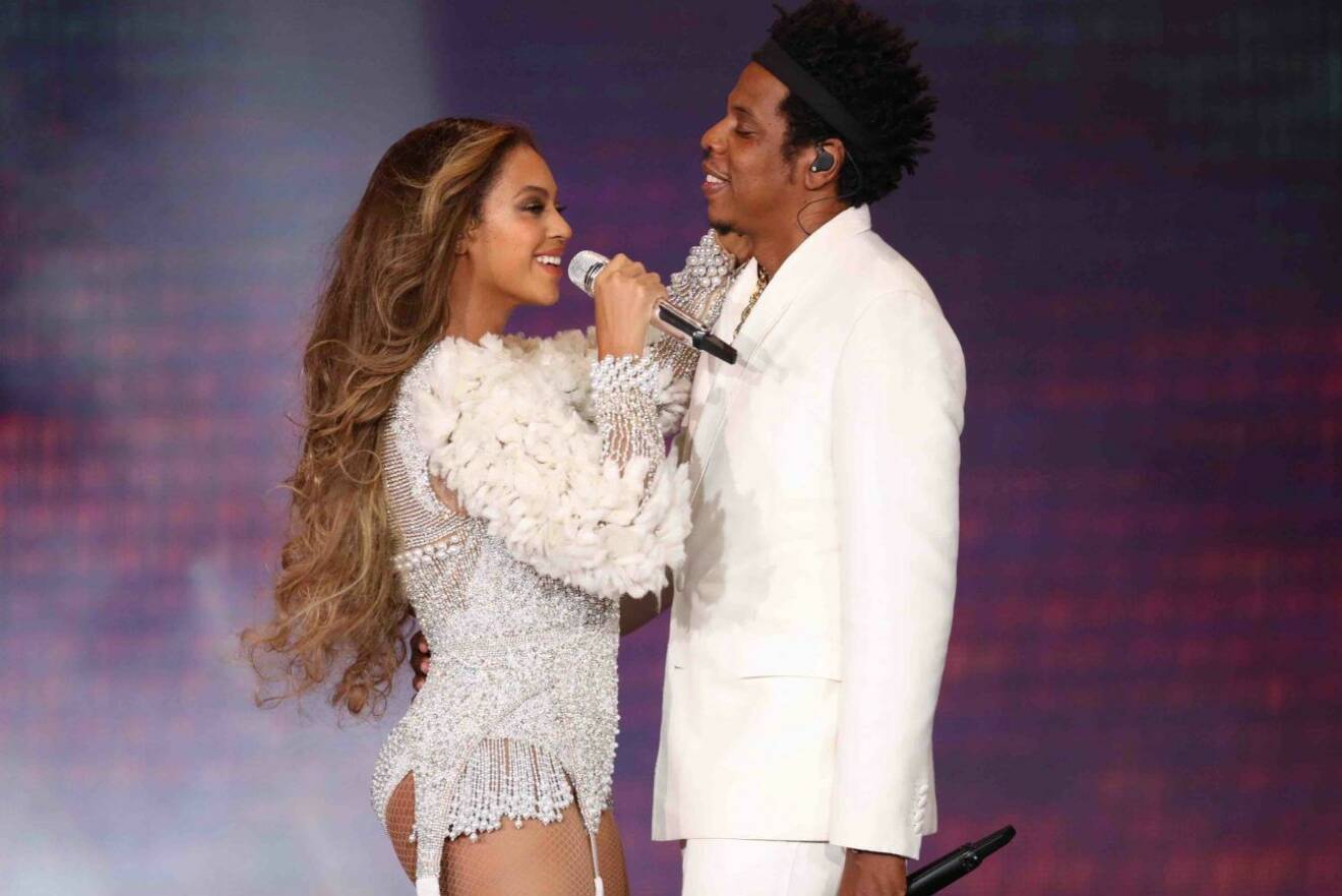 Beyonce Knowles och Jay-Z. på scen i vita kläder