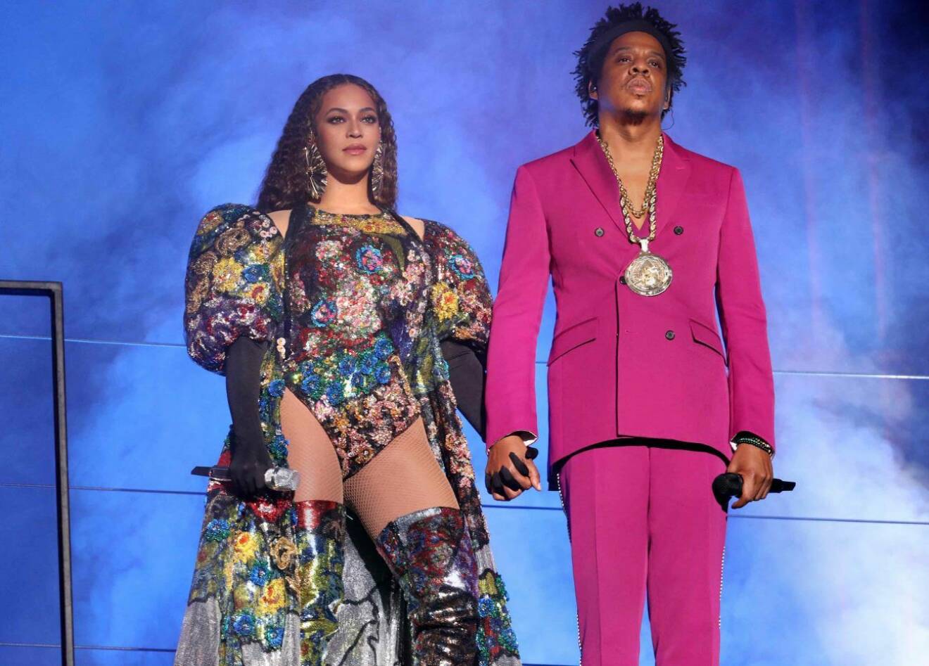 Beyonce Knowles och Jay-Z. på scen i färgglada kläder