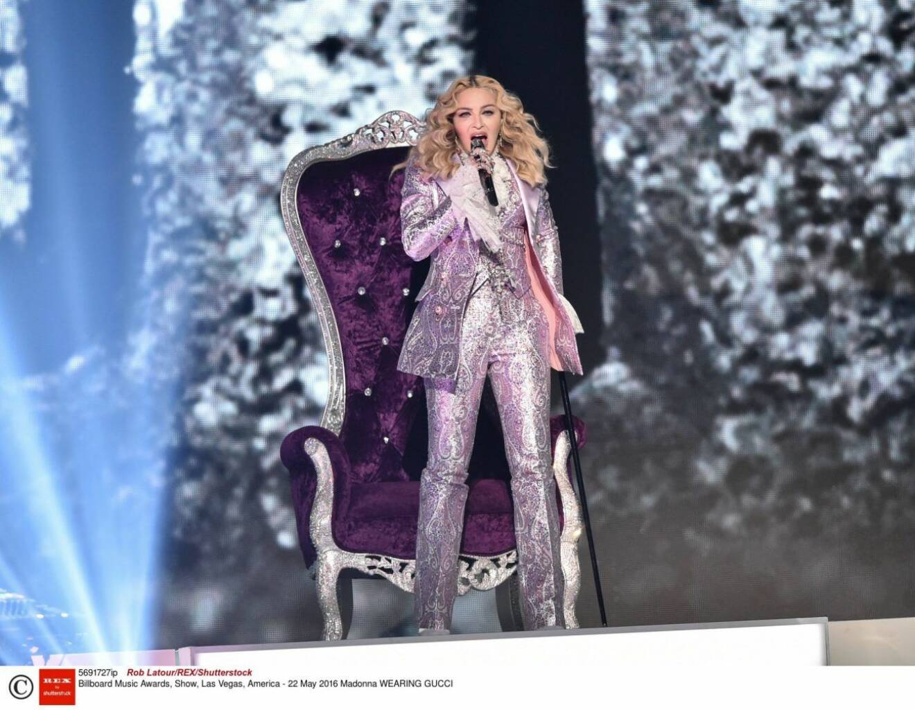 Madonna sjunger på scenen