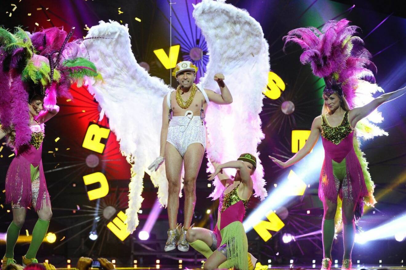 Sina ”Sean Banan” Samadi med vingar på scenen i Melodifestivalen