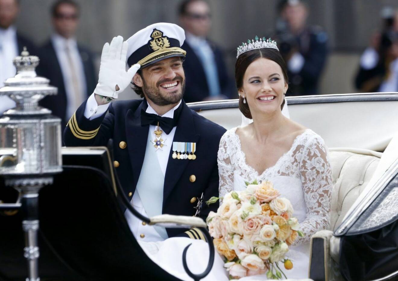 Prins Carl Philip och prinsessan Sofia åker vagn på sitt bröllop