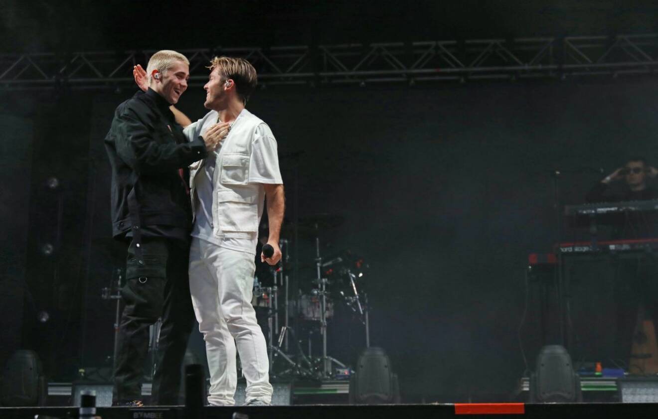 Benjamin Ingrosso och Felix Sandman uppträder på Allsång på Skansen 2019.