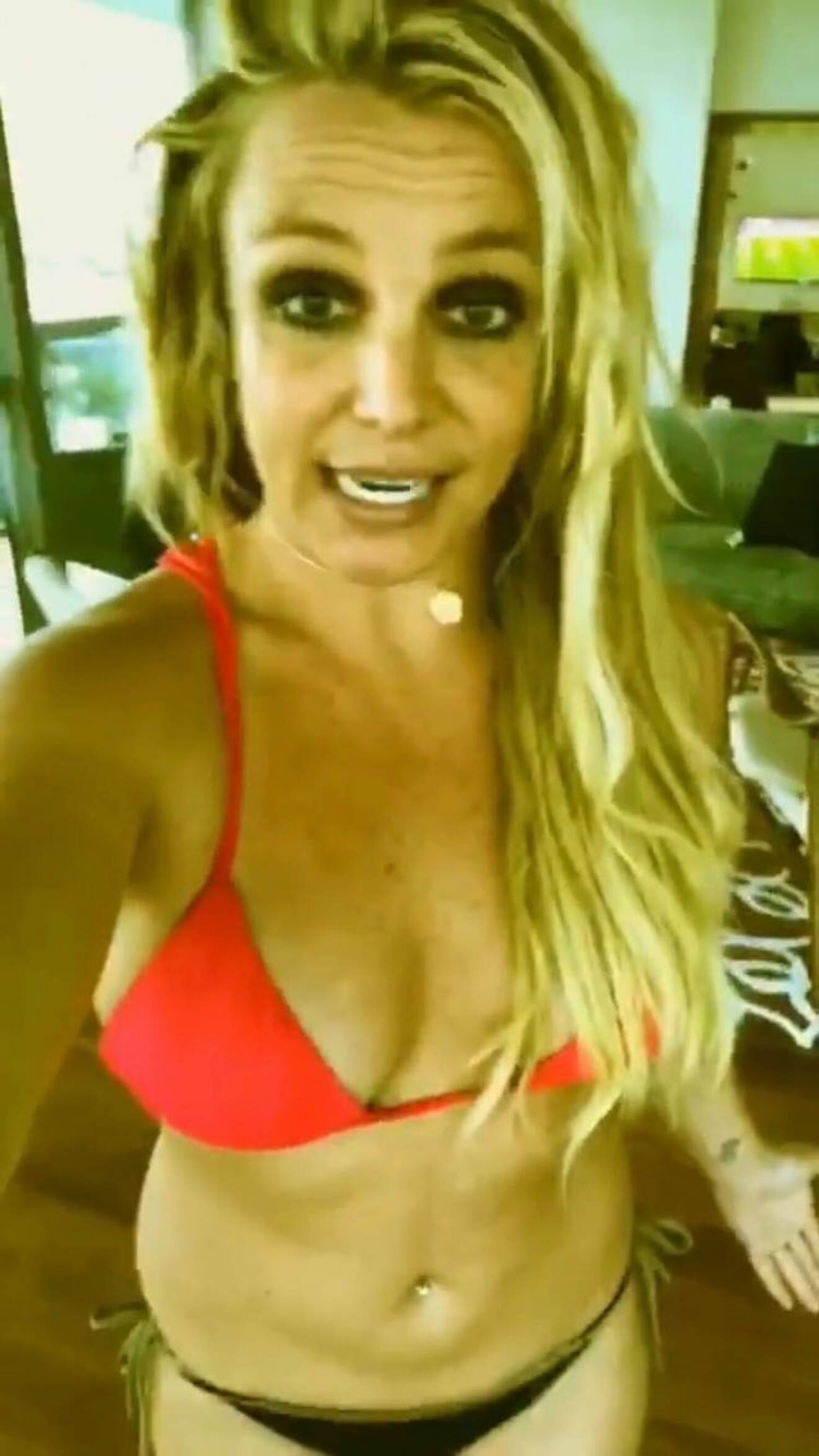 I videor på Instagram story förklarar Britney Spears för fansen varför hon är arg över bilderna.