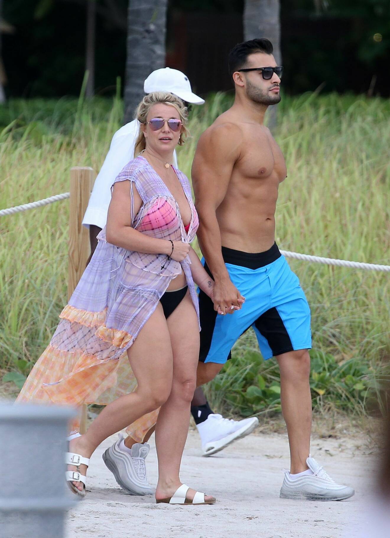 Britney Spears rasar mot nya paparazzi-bilderna på henne och pojkvännen.