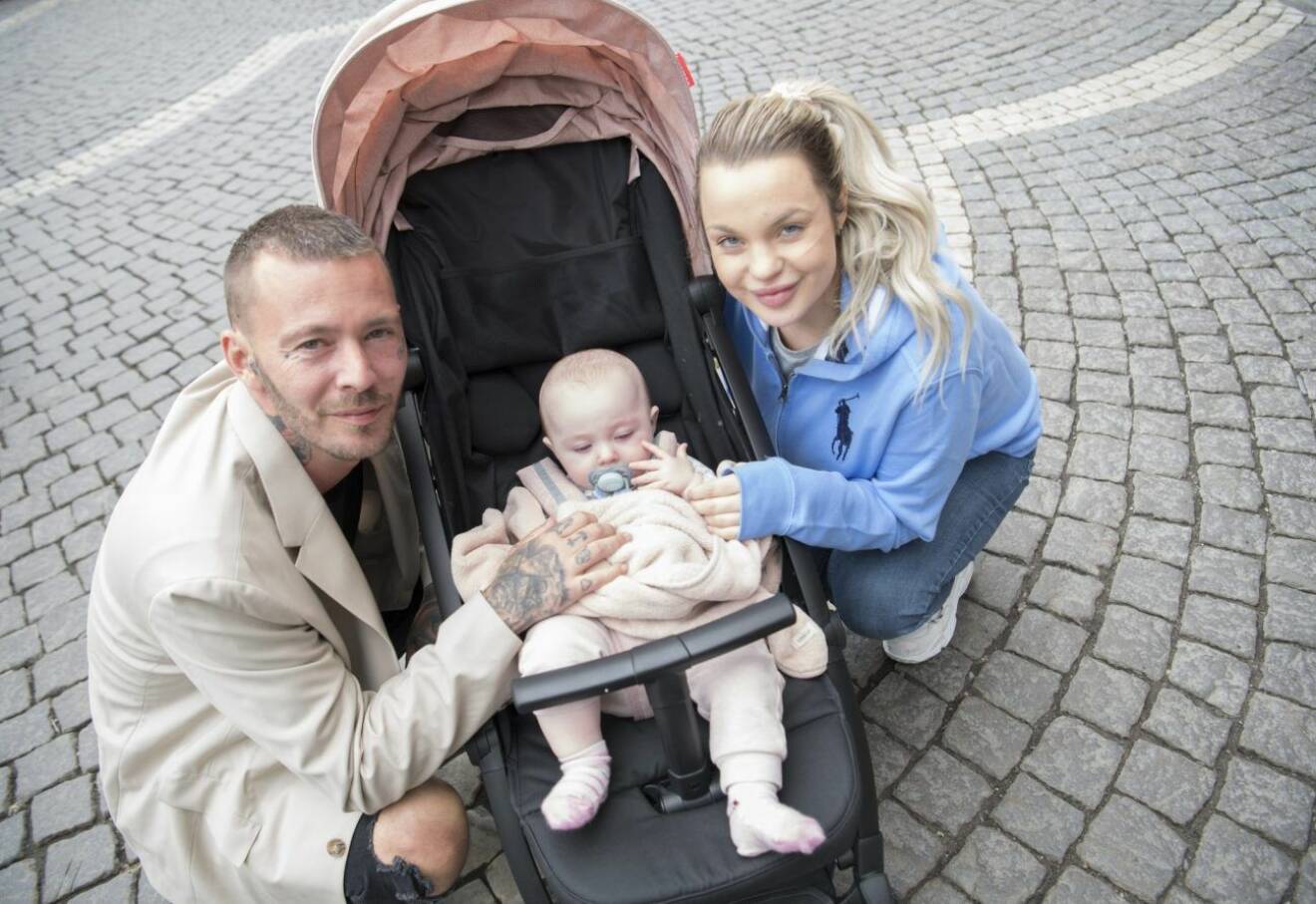 Joakim Lundell, Jonna Lundell med dottern Lunabelle i barnvagn.