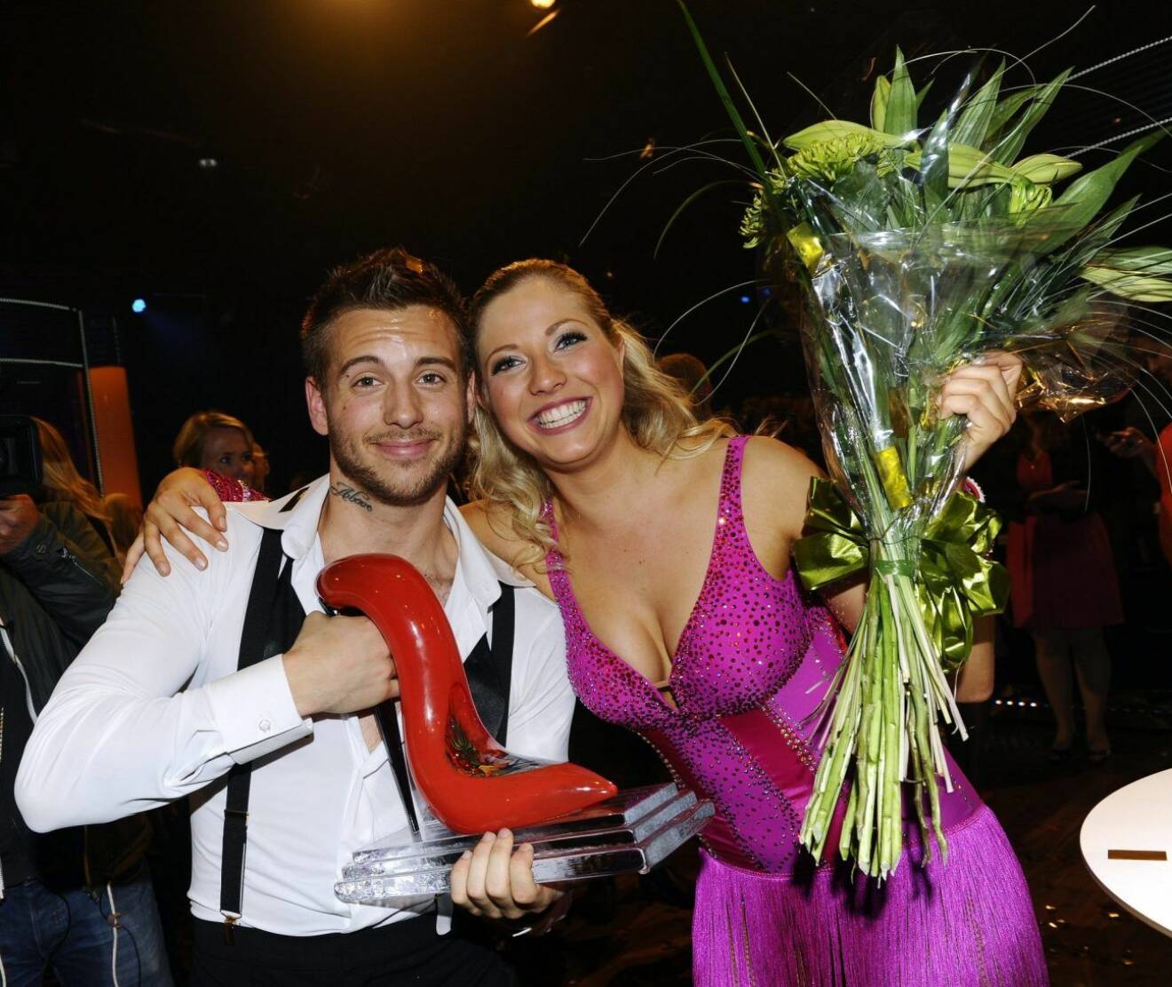 Sigrid Bernson och Anton Hysén vinner Let's dance och håller i blommor och en glassko