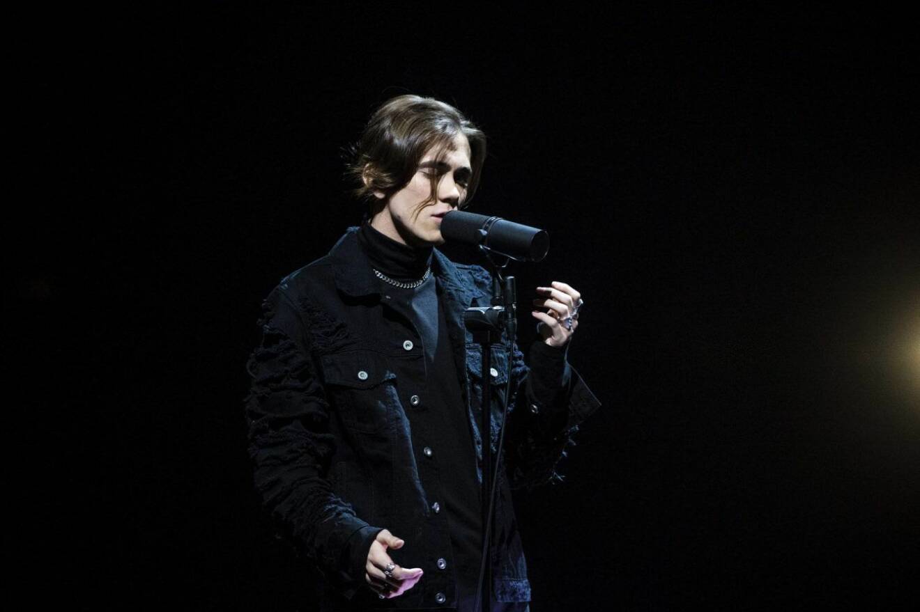 Felix Sandman sjunger i Melodifestivalen