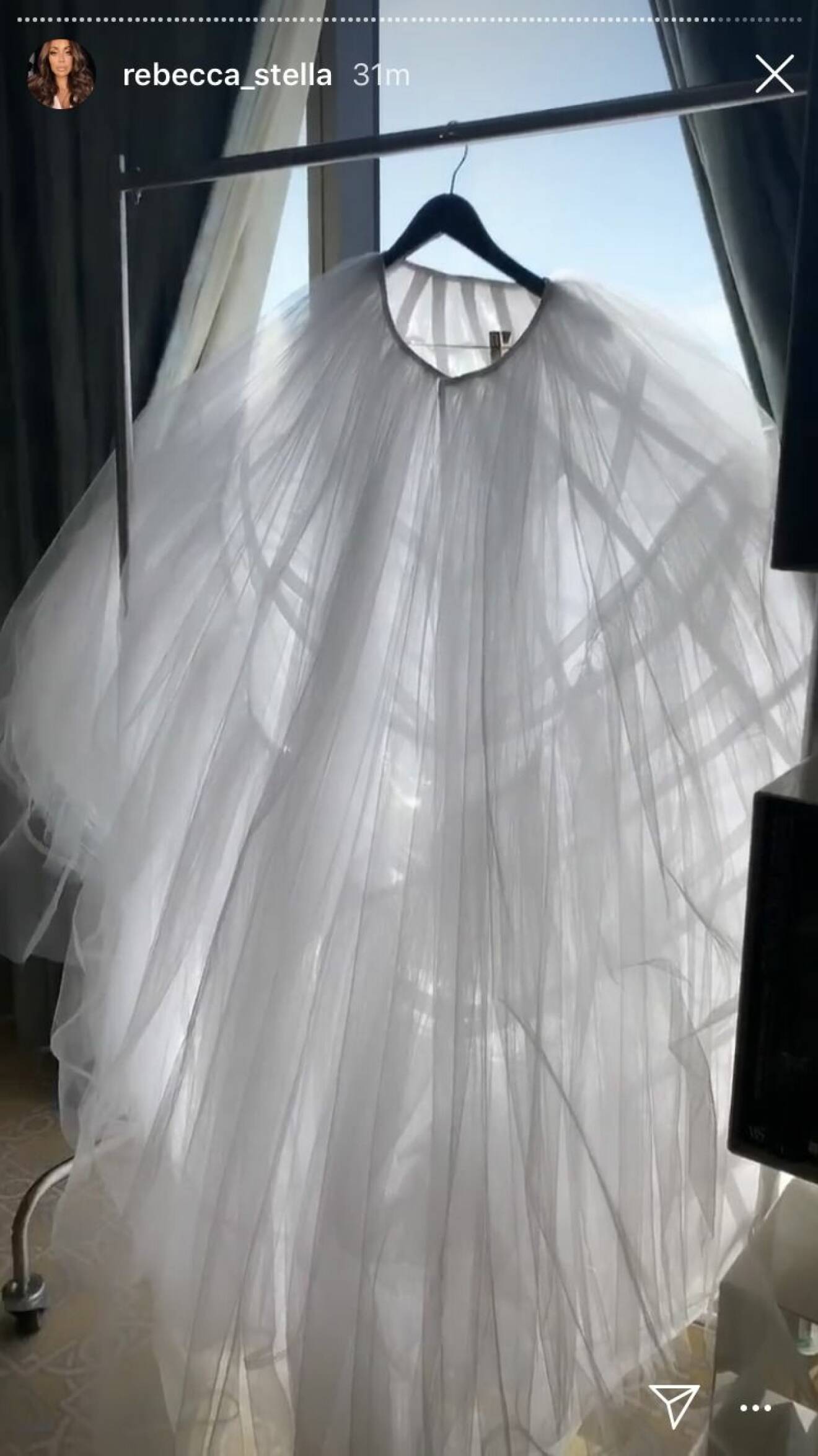 Rebecca Stellas underkjol till bröllopets första klänning