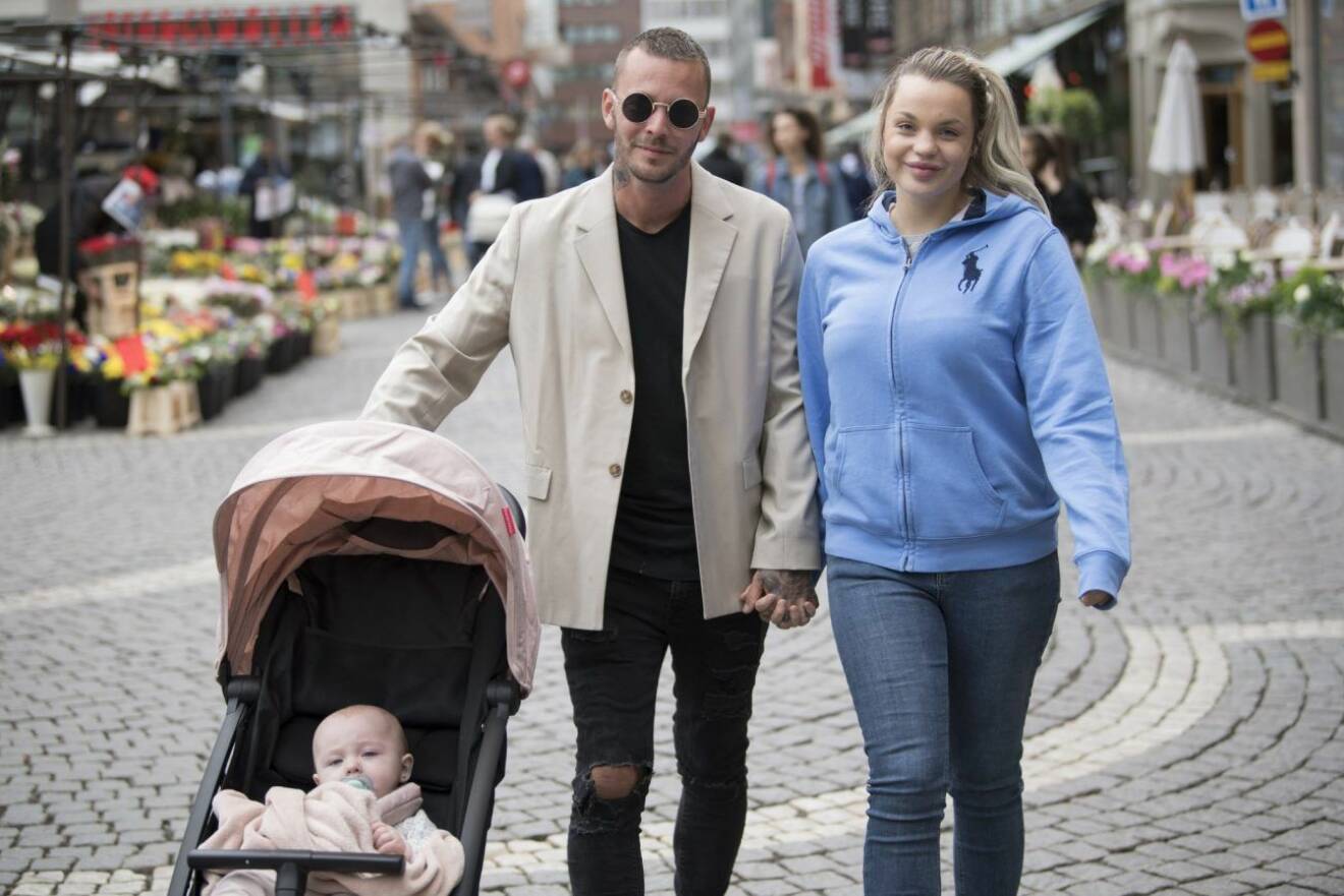Joakim och Jonna Lundell med dottern Lunabelle i barnvagnen