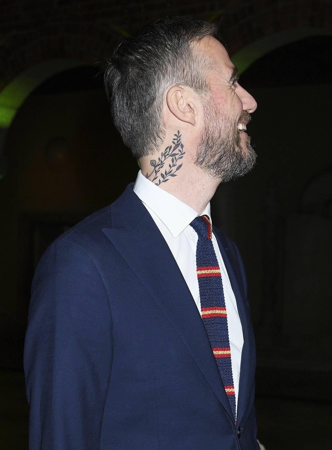 Tv-bagarens nya tatuering är på ena sidan av hans hals.