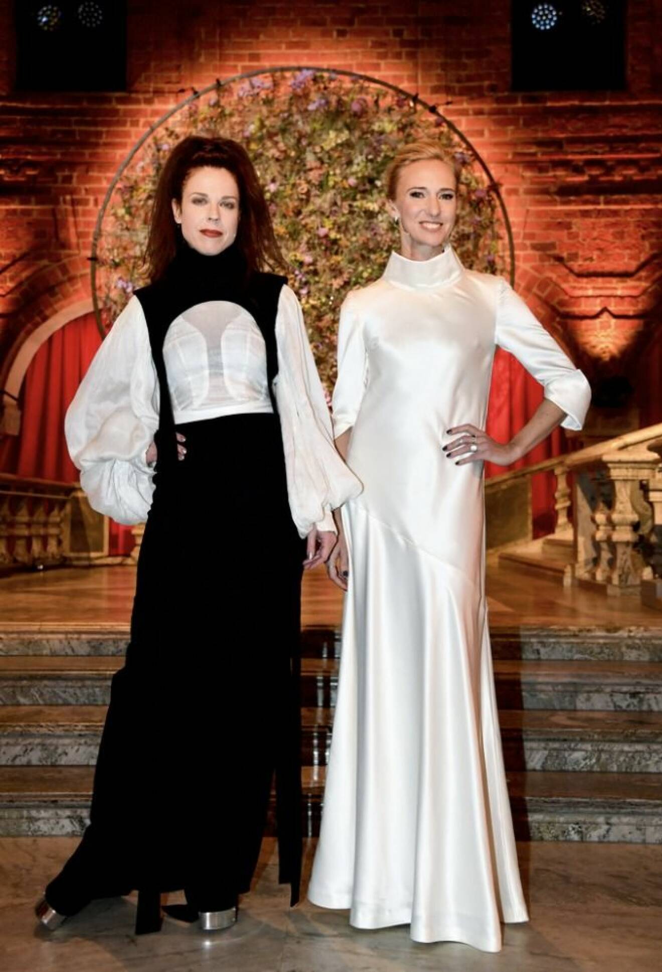 SVT:s Jessica Gedin och Victoria Dyring. i vita skapelser