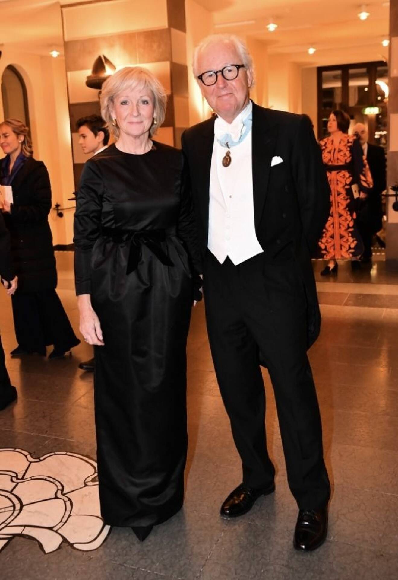 Lars Heikensten tillsammans med sin fru Maria Lilja i balkläder.