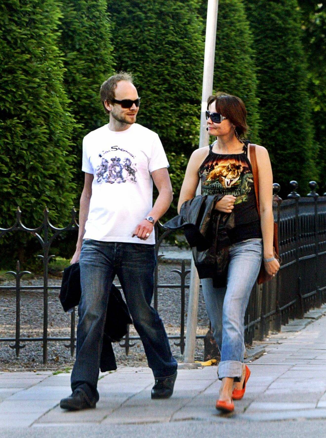 Carina Berg och Kristian Luuk går på en gata