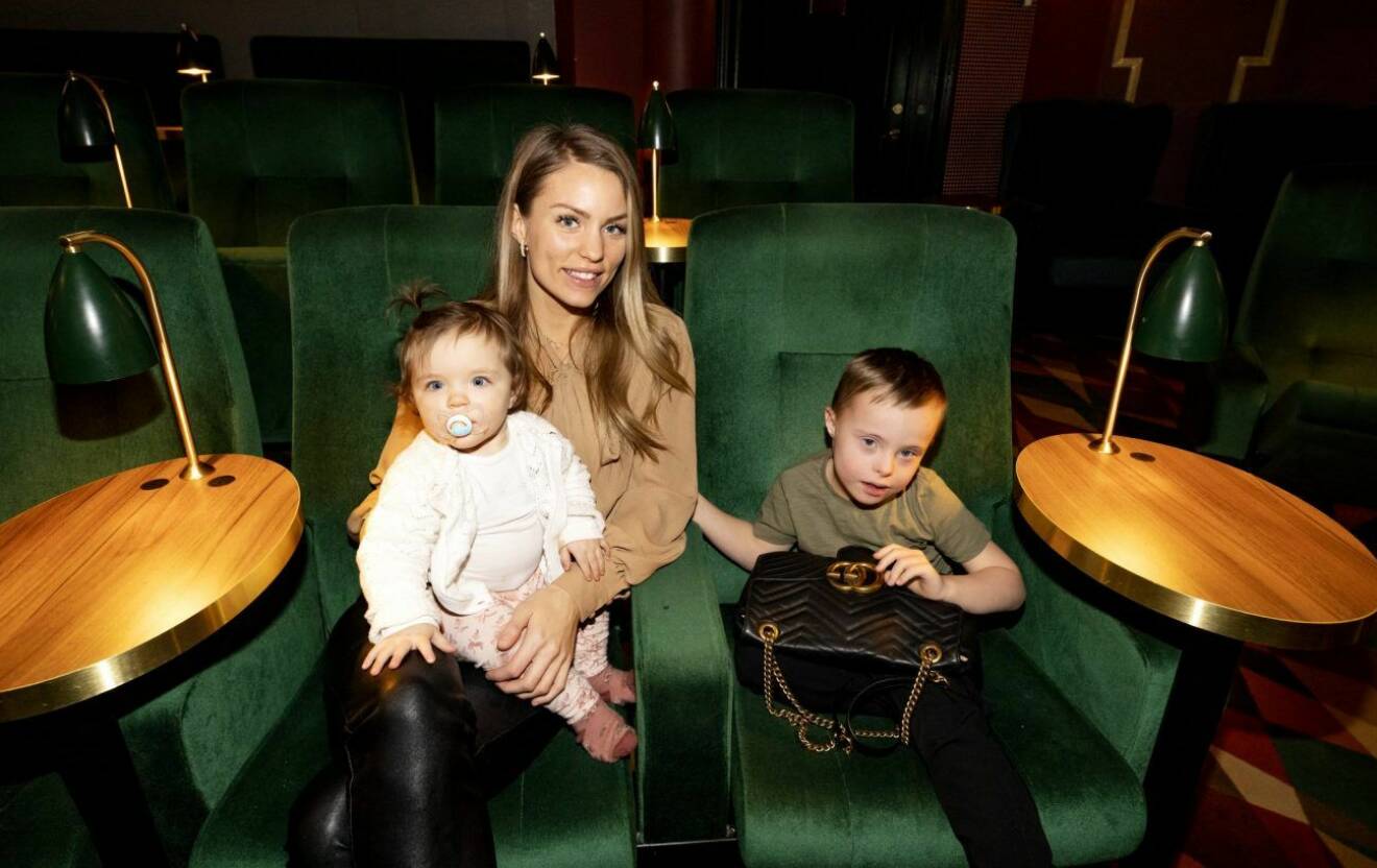 Tv3-profilen Julia Bergman med sonen Milan och dottern Zelda på pressträff