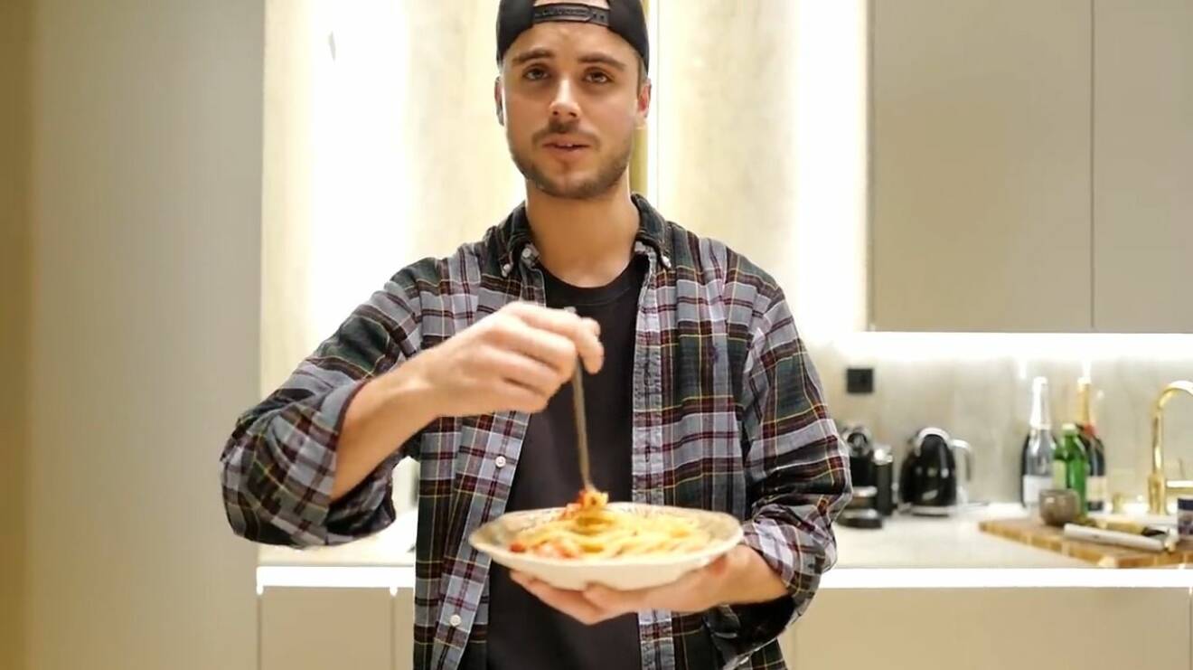 Phillipe Cohen lagar pasta i sin första Youtube-video.