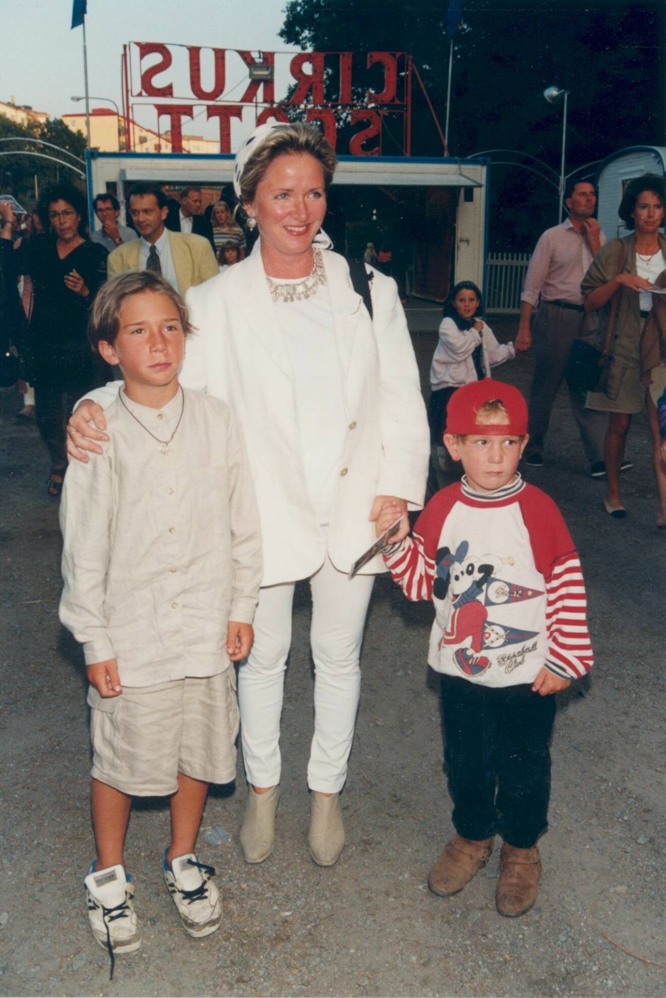 Malou von Sivers med sönerna Sebastian och Malcolm 1995