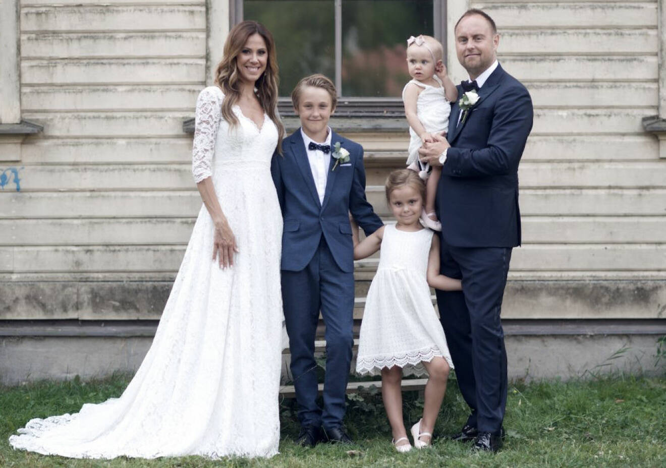 Bröllopsbild med Sofia Geite och Johan Edlund, samt barnen Jack, Ester och Elsa.