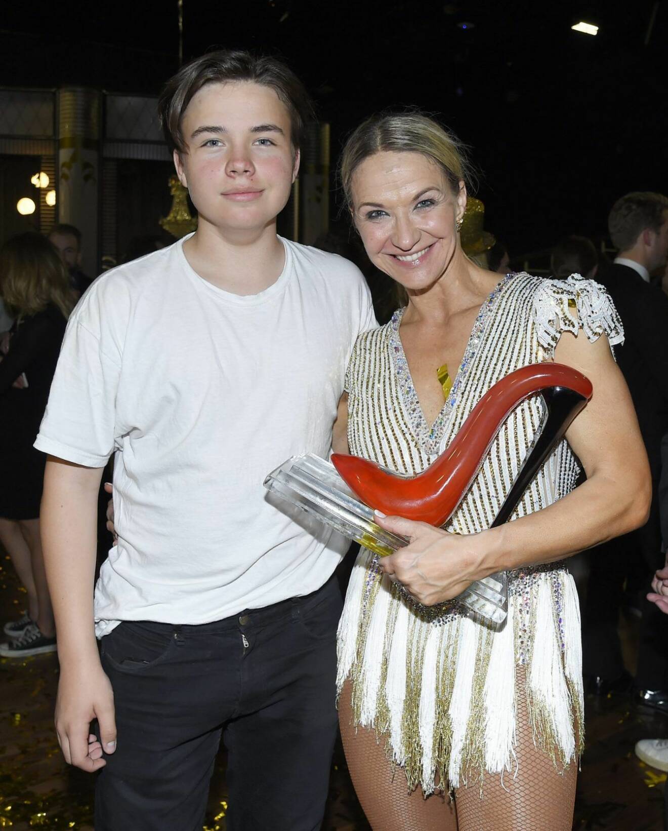 Kristin Kaspersen gratulerades av sonen Leon Fahlén efter vinsten i Let´s dance. 