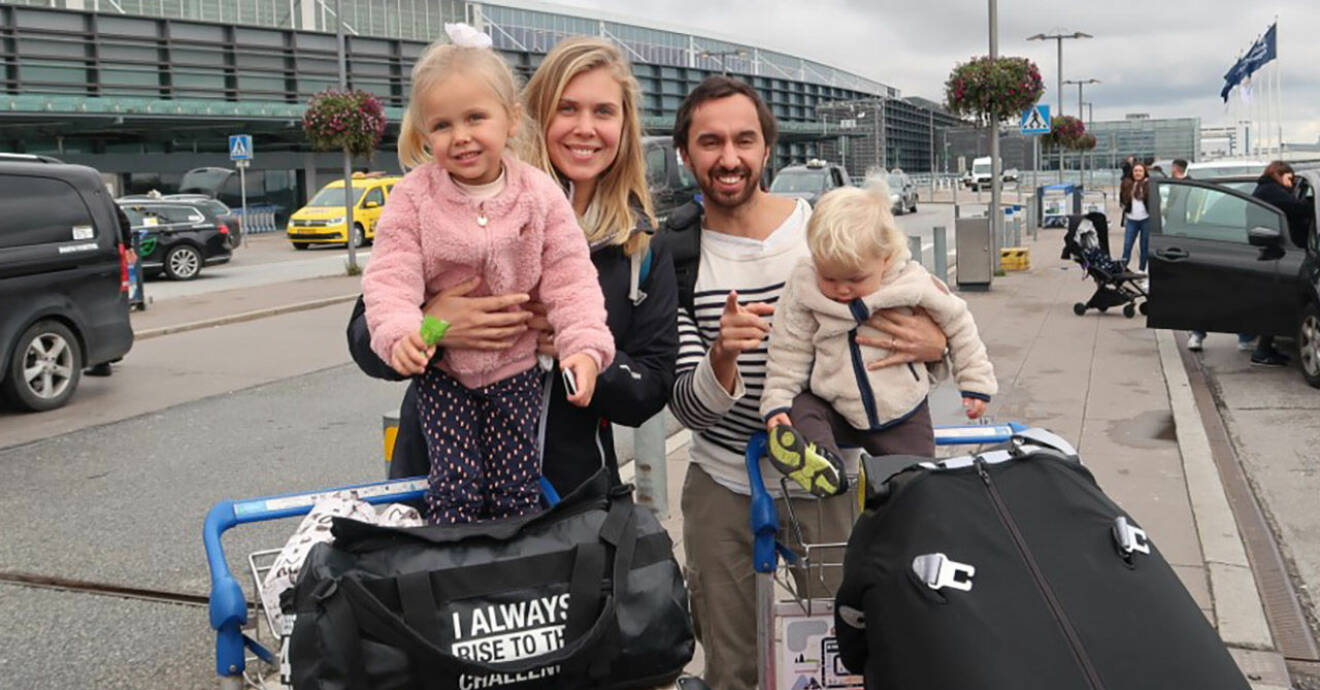 Sofie Hodén på Arlanda tillsammans med maken Christoffer och parets två barn.