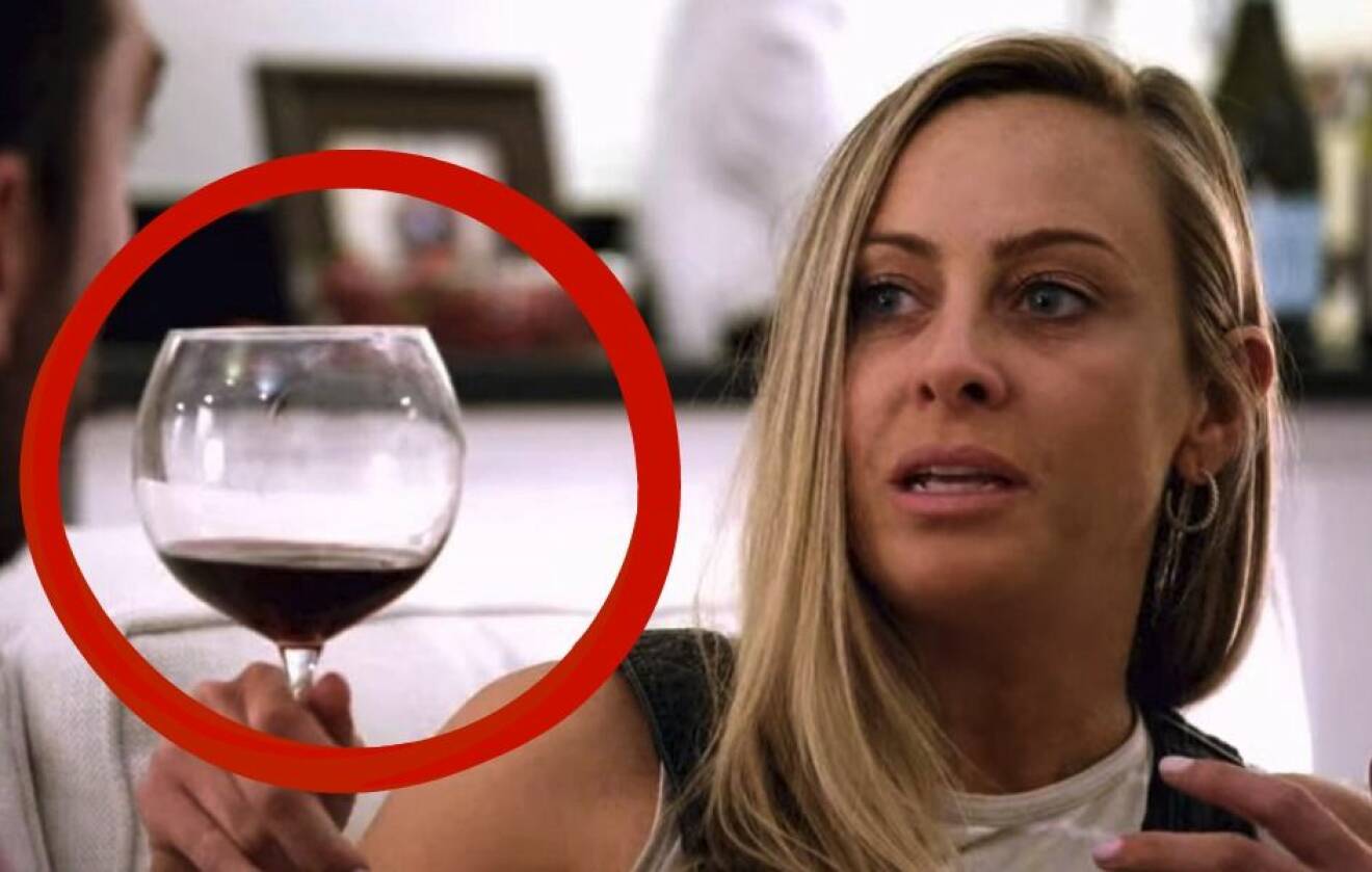 Jessicas glas är plötsligt bytt till rödvin i Love is blind