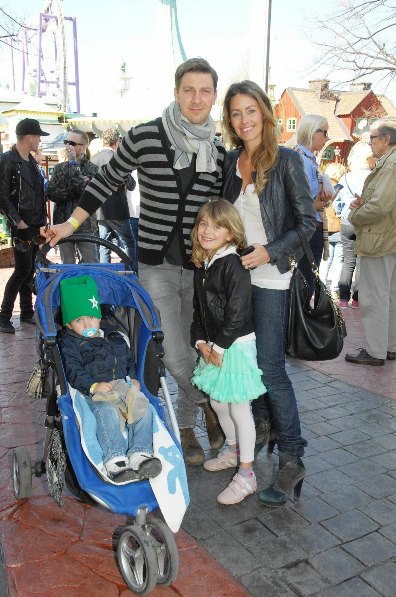 Jessica Wahlgren och Linus Wahlgren tillsammans med barnen Linn och Collin